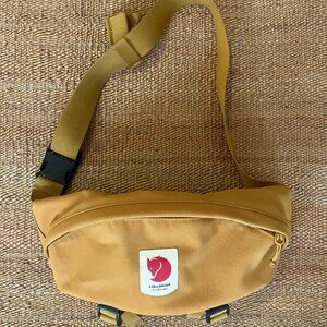 Fjallraven large Ulvo hip fanny pack slingbag